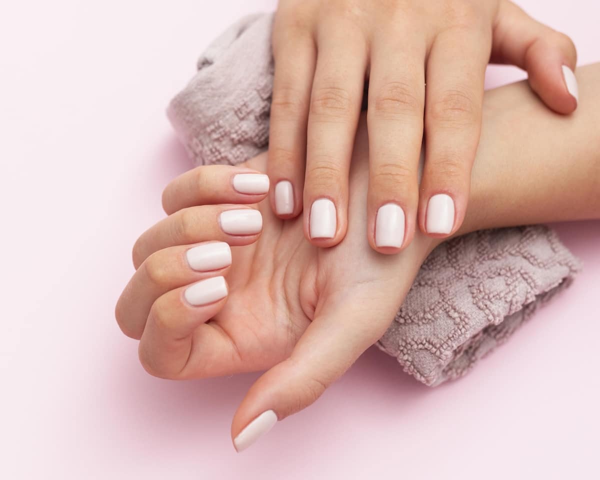 Professionelle Maniküre und Nagelpflege im Beauty Royal Kosmetikstudio in Brüggen - gepflegte Hände mit perfekt lackierten Nägeln in zartem Rosa