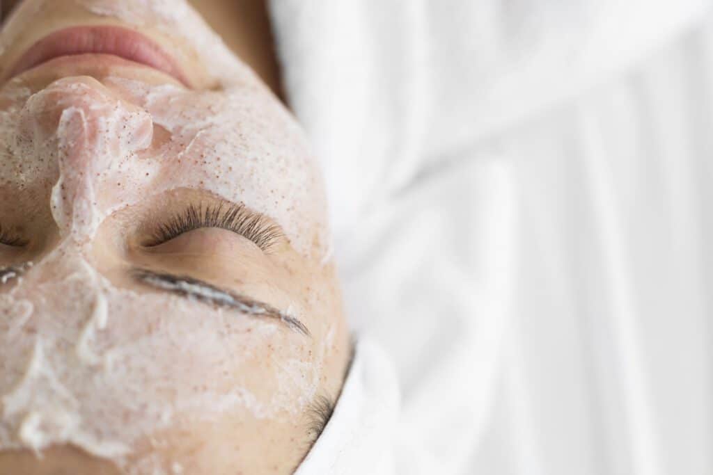 Professionelle Microdermabrasion-Behandlung bei Beauty Royal in Brüggen für Hautverfeinerung, Porenreinigung und strahlenden Teint