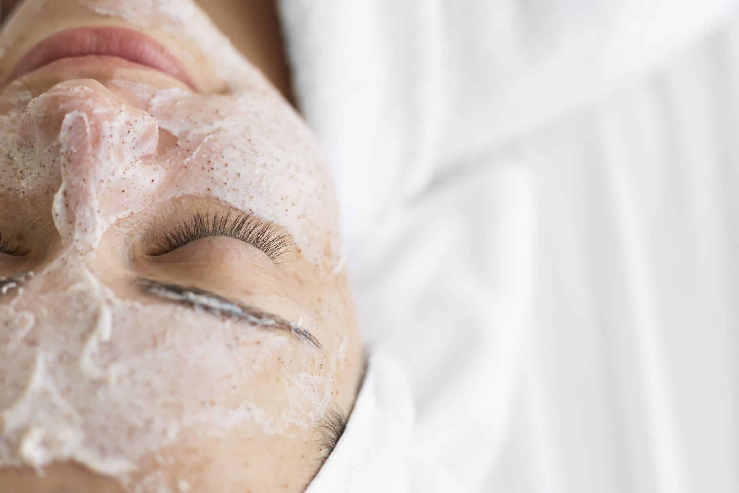 Professionelle Microdermabrasion-Behandlung bei Beauty Royal in Brüggen für Hautverfeinerung, Porenreinigung und strahlenden Teint