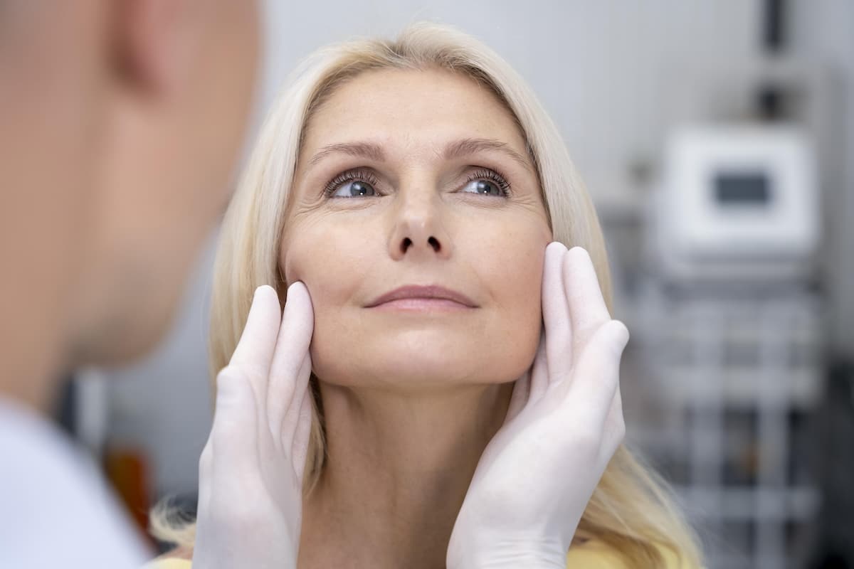 Professionelle Anti-Aging-Gesichtsbehandlung im Beauty Royal Kosmetikstudio Brüggen für jugendliche Ausstrahlung und straffere Haut