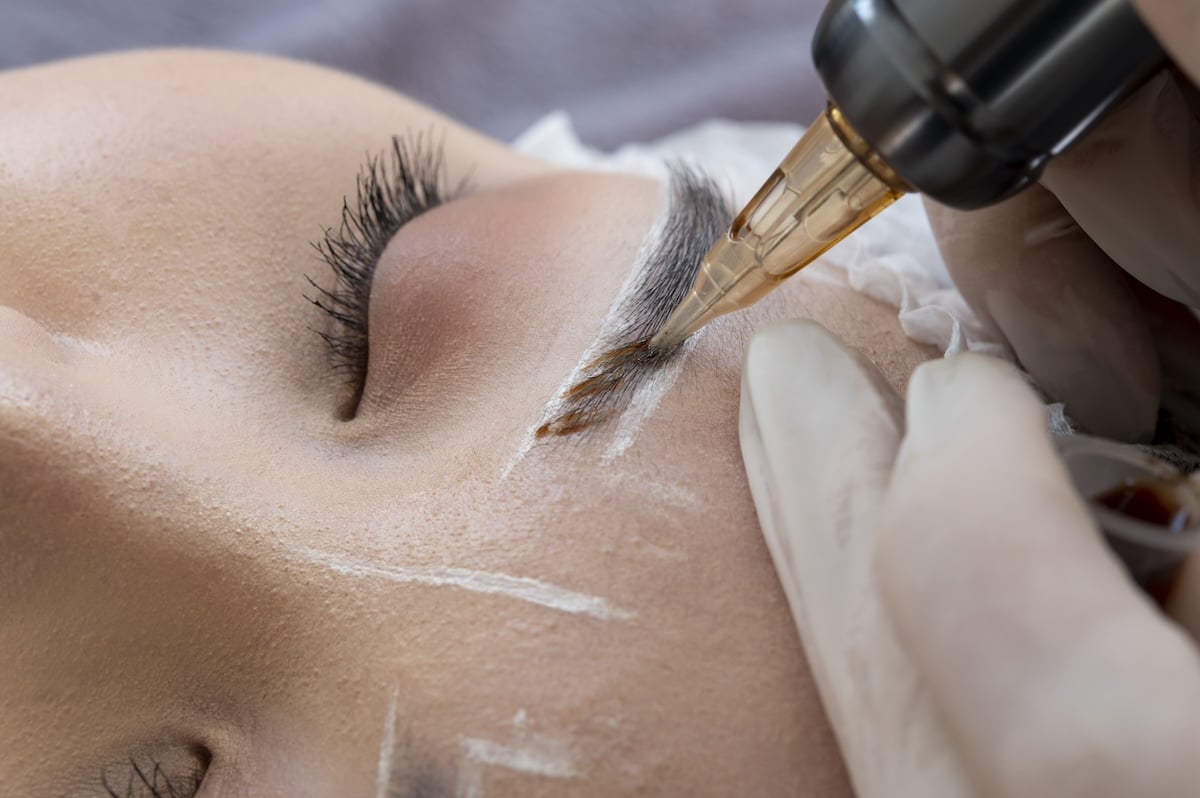 Professionelles Permanent Make-up für Augenbrauen bei Beauty Royal in Brüggen - natürlich definierte Augenbrauen durch Microblading und PMU-Technik