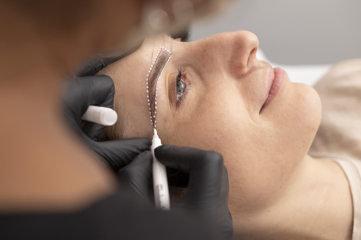 Professionelle Plasma Pen Behandlung bei Beauty Royal in Brüggen für Hautstraffung und Faltenreduktion im Augenbereich - nicht-invasive Alternative zum Lifting