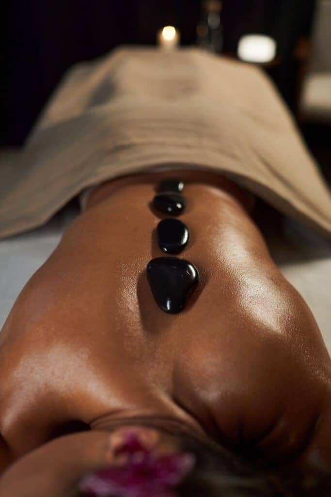 eine frau in einer hot stone massage